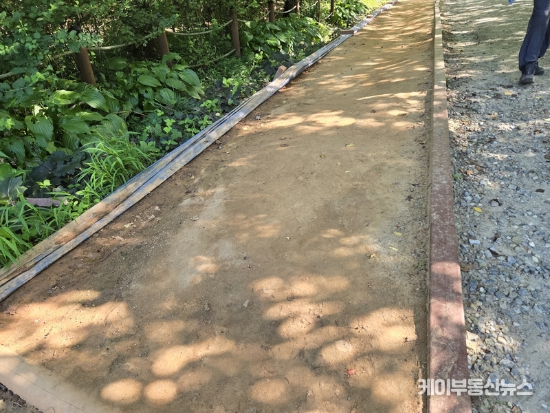 (사진 - 수원특례시 장안구 광교산 입구 '황톳길' 7월12일 오전) 황토는 마르고 굳어 먼지가 날렸고, 곳곳은 움푹 패이거나 모래가 드러나 있었다. 일부 시민은 “이건 그냥 흙길이나 모래길이지, 황톳길이라 할 수 없다”고 지적했으며, 현장 취재중 맨발로 황톳길을 걷는 시민은 단 한 명도 없었다. / 김교민 기자