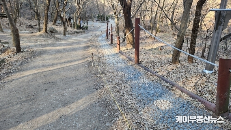 수원시는 지난해(2024년) 3월 '수원시 광교산 맨발걷기길, 황톳길로 재탄생한다.'며 기존 자갈로 된 맨발걷기길을 황톳길로 재시공 했다. (사진 - 수원시 제공) / 아래 관련기사 참조