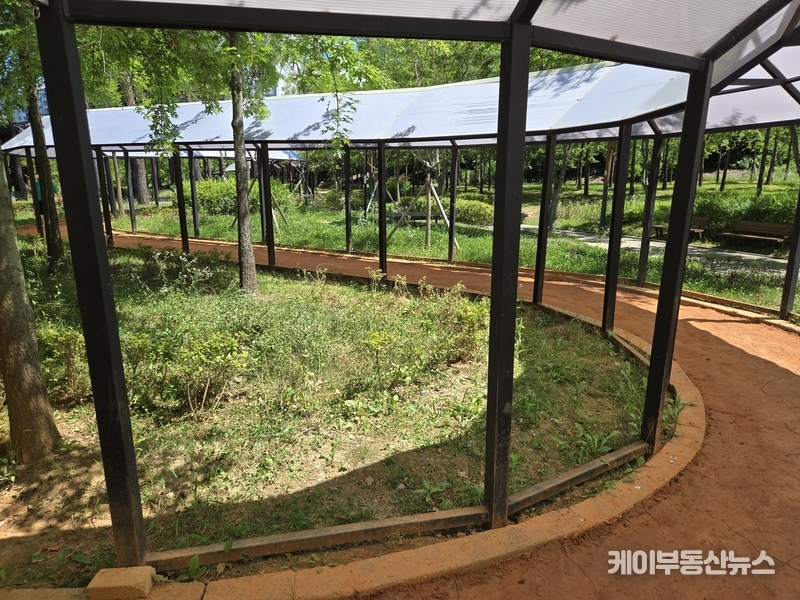 (사진 - 성남시 수정구 위례근린공원 황톳길(청량산·남한산성 등산로 입구) 7월12일 오전) , 2023년 7월 조성된 성남시 위례근린공원 황톳길(청량산·남한산성 등산로 입구)은 2년이 지난 지금까지도 꾸준한 유지관리와 시민 편의시설 확충이 이어지고 있었다. / 김교민 기자