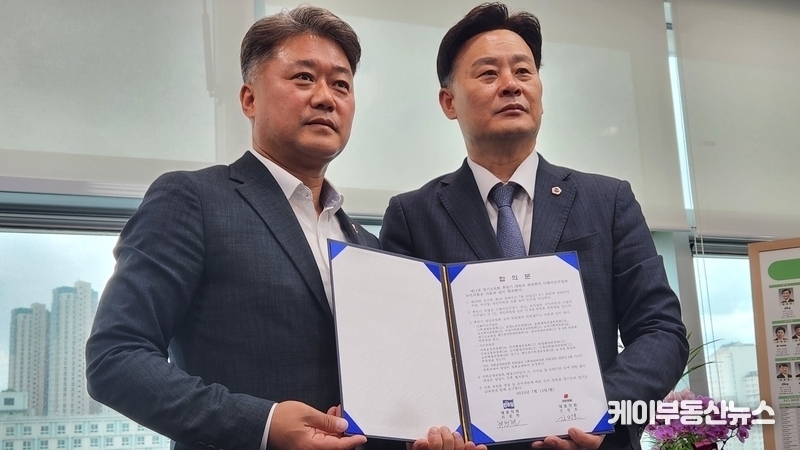 지난해(2024년) 7월 15일 경기도의회 국민의힘(대표의원 김정호, 광명1)과 더불어민주당(대표의원 최종현, 수원7)은 후반기 원구성 합의 후 합의문을 공개했다. 합의문 제3항에 '후반기 상임위원회 등의 위원장과 위원정수와 함께, 의회운영위원회 위원장과 기획재정위원회 위원장은 2025년 6월 마지막 본회의에서 양당이 상호교체하여 운영한다. '고 적시했다. (하단 관련기사 참조) / 김교민 기자