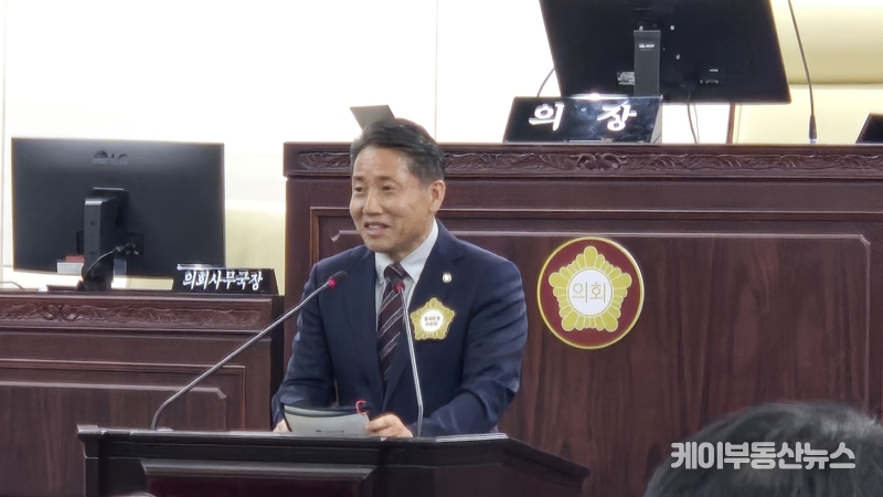 임채덕 경제환경위원장, “경제·환경·노동 공존하는 도시 모델 제시” 14건의 현장방문, 간담회, 정책토론회 등을 통한 실무 개선 성과도 강조했다. / 김교민 기자