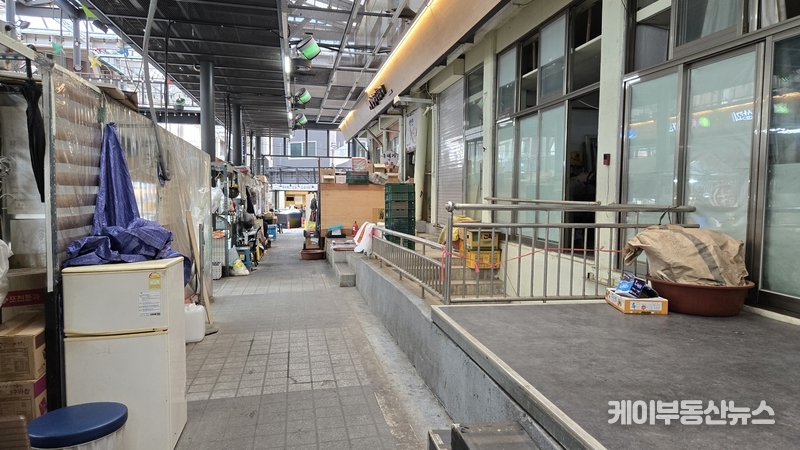 팔달구청은 식품위생법과 도로법 위반 혐의로 일부 노점에 대해 형사 고발을 진행하고, 변상금 부과 등 행정 조치를 취했다. 그러나 단속과 처벌 이후에도 재영업이 반복되는 상황에서, 행정력의 소모와 실효성 부족 문제가 지속적으로 제기되고 있다. / 김교민 기자