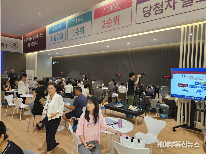 실제 주말 동안 견본주택에는 가족 단위 방문객부터 다양한 계층의 발길이 이어졌다. 현장에서는 상담석이 대부분 만석일 정도로 분양 상담이 활발하게 이뤄졌으며, 일부 방문객들은 대기 후 상담을 진행해야 할 만큼 뜨거운 관심을 보였다.