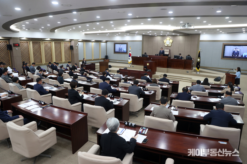 이재식 의장의 단독 수리 방식은 이번이 처음이 아니다. 전임 운영위원장이었던 윤경선 의원도 2024년 제387회 임시회(10월 15일~25일) 개회 하루 전인 10월 14일 사임서를 제출했고, 역시 본회의 안건 상정 없이 의장이 단독 수리했다. 사진 - 2024년10월 15일 '수원시의회 제387회 임시회 제1차 본회의' (수원특례시의회 홈페이지) / 김교민 기자