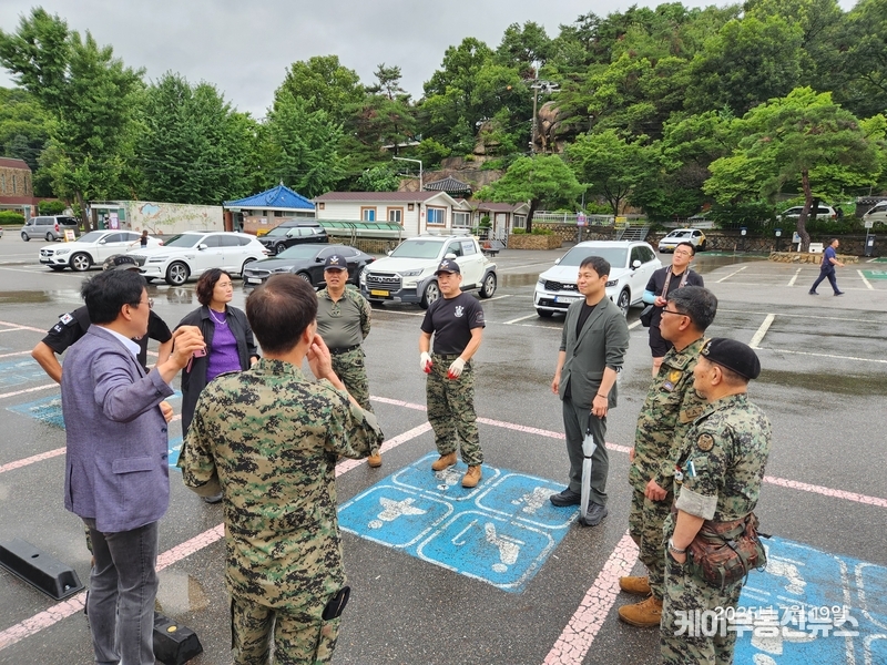 인근 하천에서는 특전사동지회가 하천정화활동을 병행하며 지역 환경 개선에도 함께 나섰다. / (사진 - 유영일 경기도의회 의원 페이스북 캡쳐)
