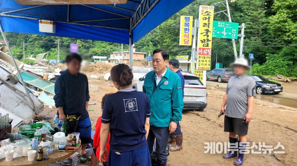 현장에서 피해 주민들과 만난 김선교 위원장은 “갑작스러운 폭우로 큰 피해를 입은 지역 주민들께 깊은 위로의 말씀을 드린다”며, “정부와 지자체, 그리고 당이 협력해 신속하고 실질적인 복구와 지원이 이뤄질 수 있도록 최선을 다하겠다”고 밝혔다. (사진 - 국민의힘 경기도당 제공)