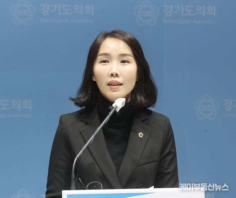 이인애 의원은 21일 보도자료를 통해, 남성 간 사적 대화 중 발생한 부적절한 발언과 관련해 같은 당 양우식 의원의 의회운영위원장직 사퇴를 공개적으로 요구했다. 아울러 도의회 국민의힘 4기 대표단 출범과 함께 임명된 '청년수석과 의회운영위원회 위원'직을 사퇴한다고 밝혔다. / 김교민 기자