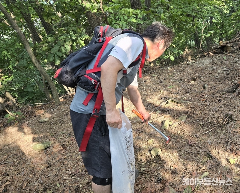 김진효 과장은 사진 촬영 요청에 멋쩍게 웃으며 “그냥 쓰레기 주우면 되는 걸 뭘 그렇게 자꾸 찍으세요?”라고 너스레를 떨었다. 이어 “누가 보든 안 보든, 산을 좋아한다면 지켜야 하지 않겠습니까”라고 담담히 말했다. / 김교민 기자
