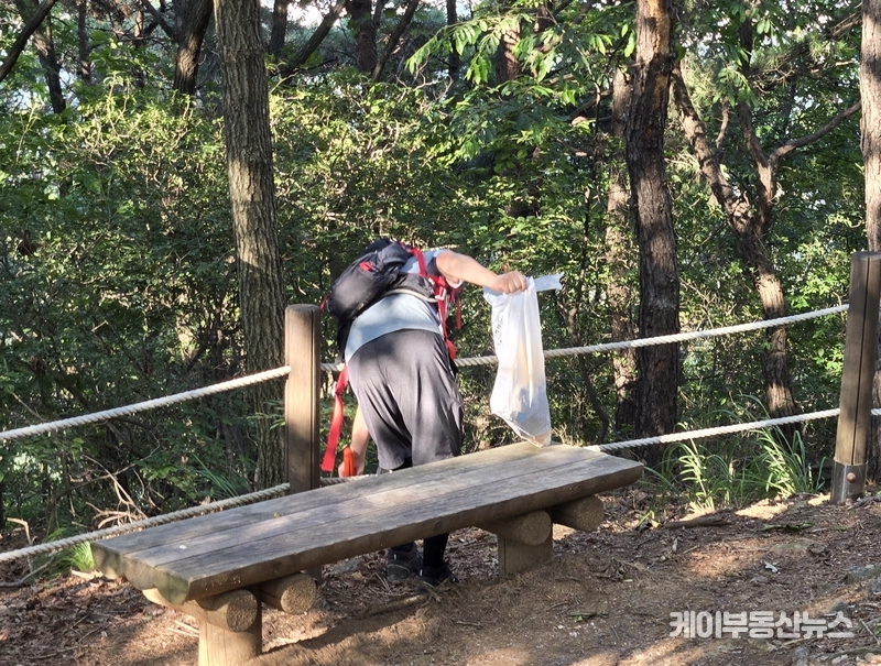 김진효 과장은 "깨진 유리창의 법칙까지는 아니더라도, 한두 사람이 버린 쓰레기를 보면 다른 사람들도 무심해질 수 있다"며 "반대로 누군가가 줍는 모습을 보면 또 다른 누군가도 자연스럽게 행동하게 된다"고 말했다.