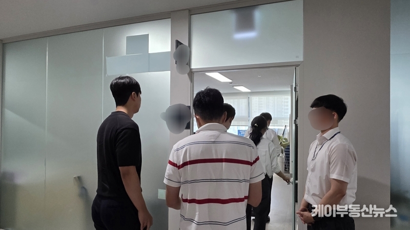 경찰에 따르면 이들 지방의원은 사업가 A씨로부터 특조금 지원을 청탁받는 대가로 금품을 수수한 혐의를 받고 있다. 경찰은 압수수색을 통해 특조금 관련 문서와 전자기기 등 증거 자료를 확보 중이다. (사진 - 경찰이 압수수색을 위해 의원실로 들어가고 있다.) / 김교민 기자