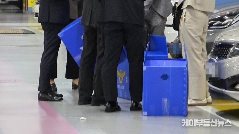 경기 안산상록경찰서는 28일 오전부터 경기도의원 4명과 전직 화성시의원 1명에 대해 뇌물수수 혐의로 경기도의회, 자택, 사무실 등 총 14곳에 대해 압수수색을 실시했다. 