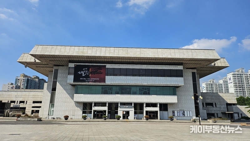 “이건 리디자인이 아니라 리터치” … 감사 적발 속 경기아트센터 ‘개편 쇼’ 논란 확산 / 김교민 기자