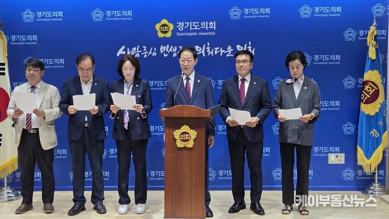 경기도의회 국민의힘 소속 김재훈(안양4), 최승용(비례), 이혜원(양평2), 윤재영(용인10), 김철현(안양2), 박명숙(양평1) 의원은 29일 오전 도의회 3층 브리핑룸에서 기자회견을 열고, “도민과 당원의 뜻을 받들어 김문수 후보를 국민의힘 차기 당대표로 지지한다”고 밝혔다. / 김교민 기자