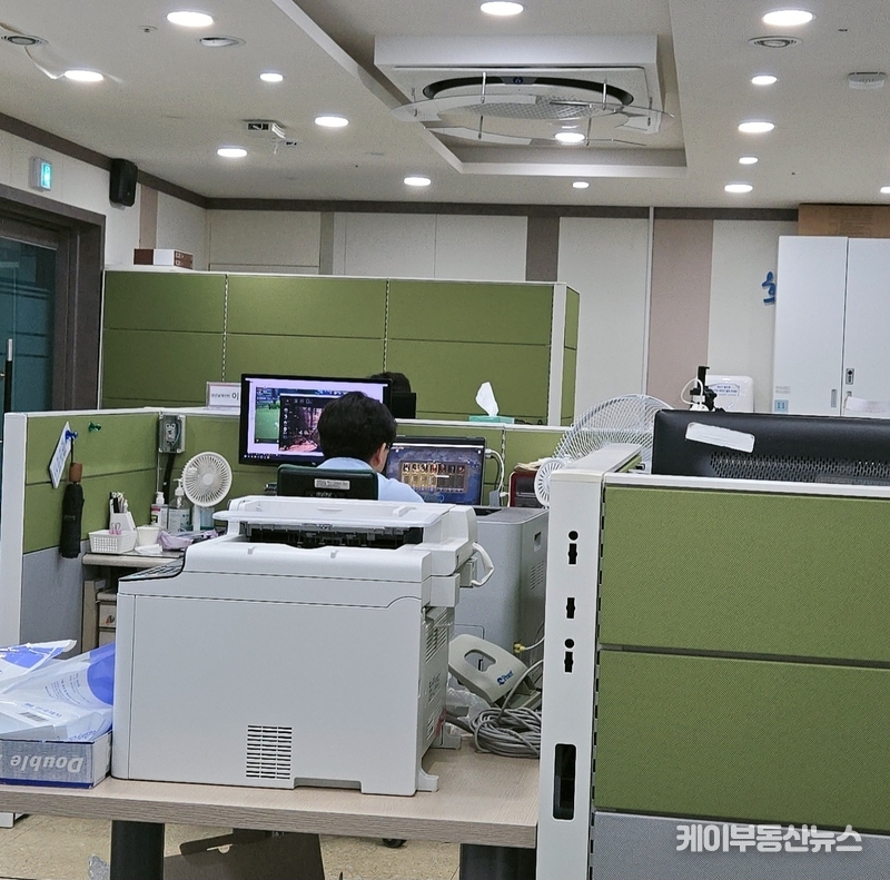 최근 군포시청 사무실 내부에서 촬영된 사진에는 한 직원이 책상 앞 모니터로 전략 시뮬레이션 게임을 실행해 몰입한 모습이 담겼다. / 김교민 기자