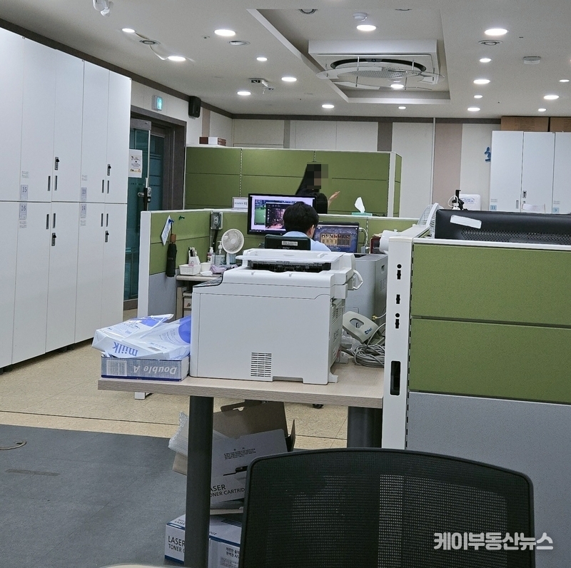 특히 이 자리는 다수의 공무원들이 수시로 드나드는 사무 공간으로 보여졌다. / 김교민 기자