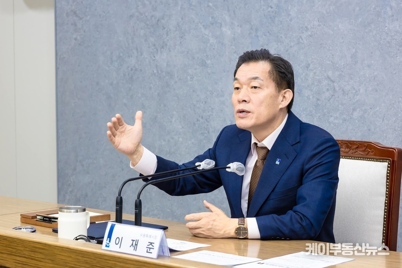 이재준 시장은 “수원시 공무원들이 적극적으로 민원을 해결한 또 하나의 사례”라며 “행정의 모든 분야에서 시민을 기준으로 혁신하겠다는 약속, 이렇게 하나하나 지켜나가겠다”고 강조했다. (사진 - 이재준 수원시장 페이스북 캡쳐) / 김교민 기자