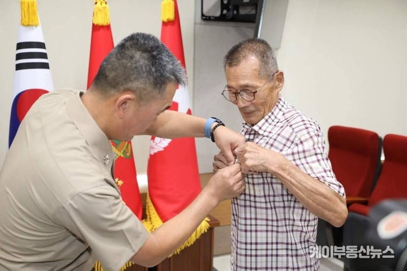 2025년 7월 31일 해병대는 정식 수여식을 열고, 62년 전 누락됐던 특등사수 휘장과 패용증을 예비역 본인에게 전달했다. (사진 - 이재준 수원시장 페이스북 캡쳐) / 김교민 기자