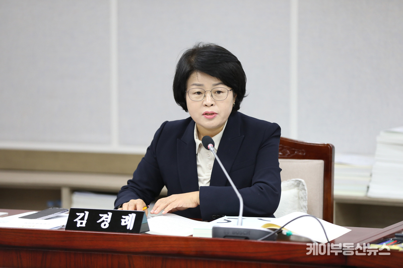 김경례 수원시의원은 통화에서 “봉사활동을 위해 개인 일정을 취소하고 자발적으로 참여한 것이며, 다른 의원들도 상황상 참여할 수 있었다”며, 기사에 담긴 ‘사실상 사무국 직원 동원’이라는 표현이 사실과 다르다고 반박했다. 아울러 “자발적으로 참여한 입장에서 내용이 왜곡됐다고 느껴 불쾌했다”고 덧붙였다.