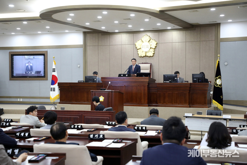 한편, 수원시의회는 앞서 배포한 보도자료에서 “해당 봉사활동에 의원 7명과 의회사무국 직원 30여 명이 참여했다”고 밝혔지만, 실제로는 참여 의원보다 직원 수가 3~4배 더 많았던 것으로 확인됐다. 이에 대해 일각에서는 토요일 주말 일정에 공직자들을 사실상 초과근무 형태로 동원한 셈이라는 비판이 제기된다. (사진 - 지난7월23일 '수원시의회 제394회 임시회 제1차 본회의' 수원시의회 홈페이지)