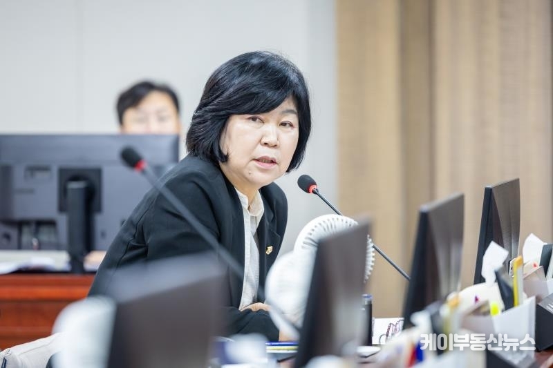 여야 동수(국민의힘 6명, 더불어민주당 6명) 구성임에도 단 한 차례의 갈등 없이 1년을 달려온 위원회는 실효성 있는 입법과 전략적 예산 확보, 그리고 현장 밀착형 정책 실행까지 고루 성취했다. (사진 - 지난 7월 16일 경기도의회 제385회 임시회 제1차 미래과학협력위원회에서 발언하고 있는 심홍순 부위원장) / 경기도의회 홈페이지