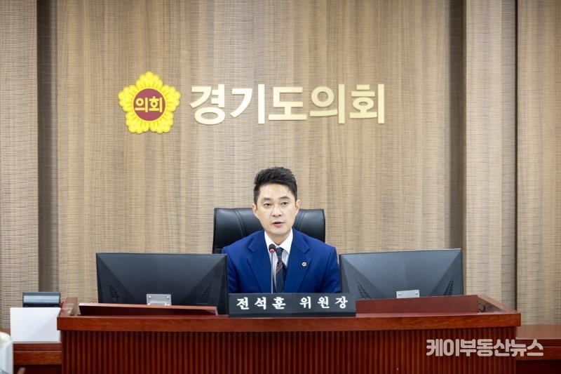 전석훈 부위원장(더불어민주당, 성남3)도 “지금은 인공지능 산업을 축으로 산업 패러다임이 전환되는 시점”이라며 “경기도가 변화의 파도에 뒤처지지 않으려면 실효성 있는 입법과 실행 중심의 의정이 필수”라고 강조했다. (사진 - 지난 7월 16일 경기도의회 제385회 임시회 제1차 미래과학협력위원회, 전석훈 부위원장이 회의를 주재하고 있다.) / 경기도의회 홈페이지