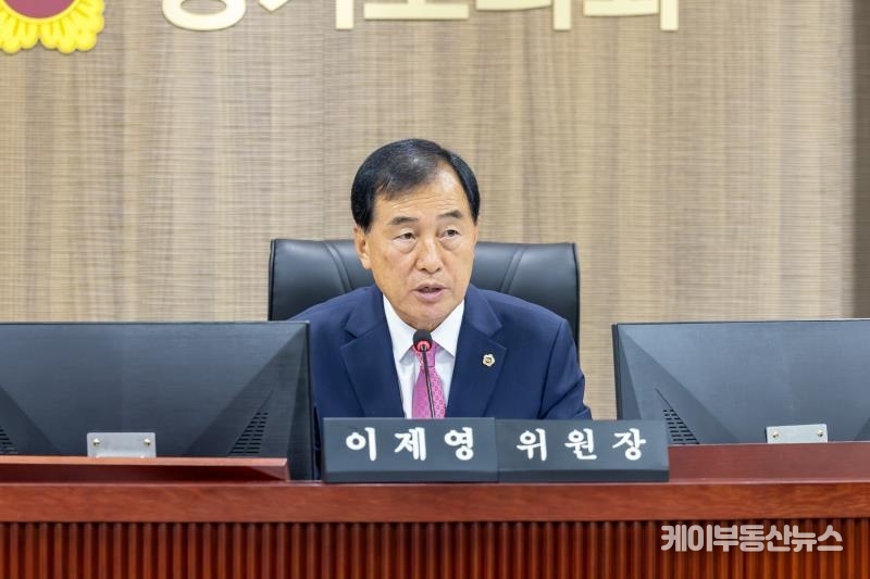 이제영 경기도의회 미래과학협력위원회 위원장은 “경기도가 미래산업 선도지로 도약하려면 제도 기반과 실행력이 함께 가야 한다”며, “위원회가 중심이 되어 지속가능한 혁신 생태계를 만들겠다”고 밝혔다. (사진 - 2025년 7월 16일 이제영 위원장이 경기도의회 제385회 임시회 제1차 미래과학협력위원회 회의를 주재하고 있다.) / 경기도의회 홈페이지