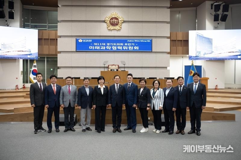 지난해 7월 18일 공식 출범한 경기도의회 미래과학협력위원회(위원장 이제영)가 1년 만에 '입법·예산·정책 실행'의 세 축에서 고른 성과를 거두며, 경기도를 대한민국 미래산업의 중심지로 이끌 핵심 상임위원회로 부상했다. (사진 - 7월 24일 경기도의회 미래과학협력위원회 출범 직후 단체사진) / 경기도의회 홈페이지 