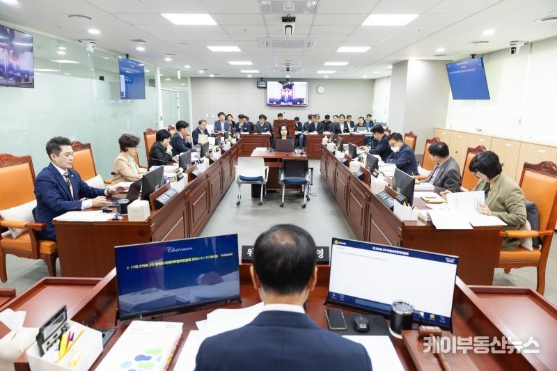 행정사무감사에서는 경기도 자율주행센터가 변화하는 모빌리티 환경에 부응하지 못하고 있다는 점을 지적했다. (사진 - 지난 2024년 11월 11일 경기도의회 제379회 정례회 미래과학협력위원회 행정사무감사) / 경기도의회 홈페이지