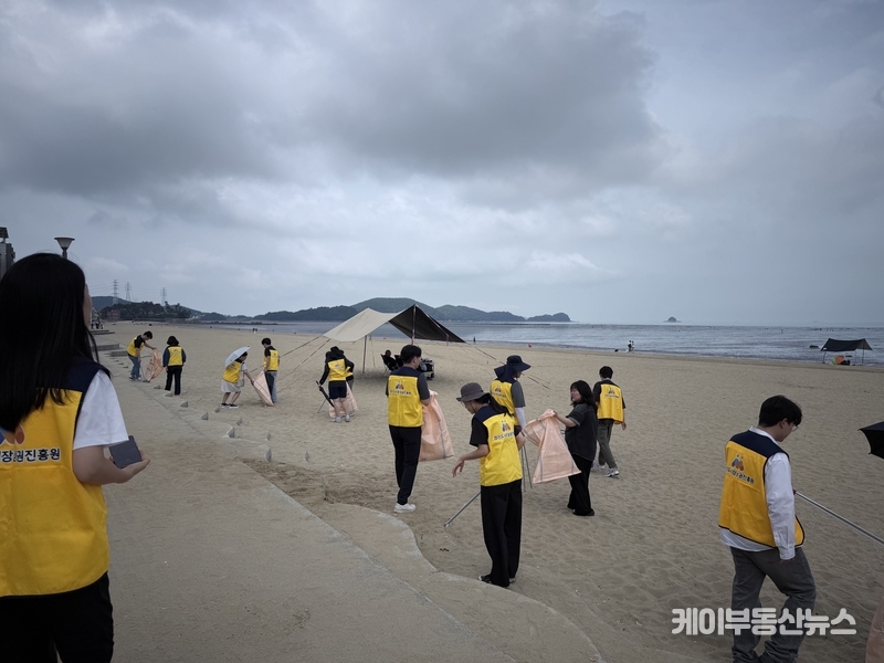 경기도시장상권진흥원, 안산시 방아머리 해변서 ‘경기바다 함께해(海)’ 환경정화 활동 전개
