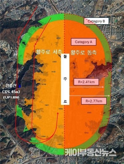 선회접근경로를 활주로 동측에서 서측(청계산)으로 변경한 안을 설명한 사진 (자료사진 - 성남시청 제공)