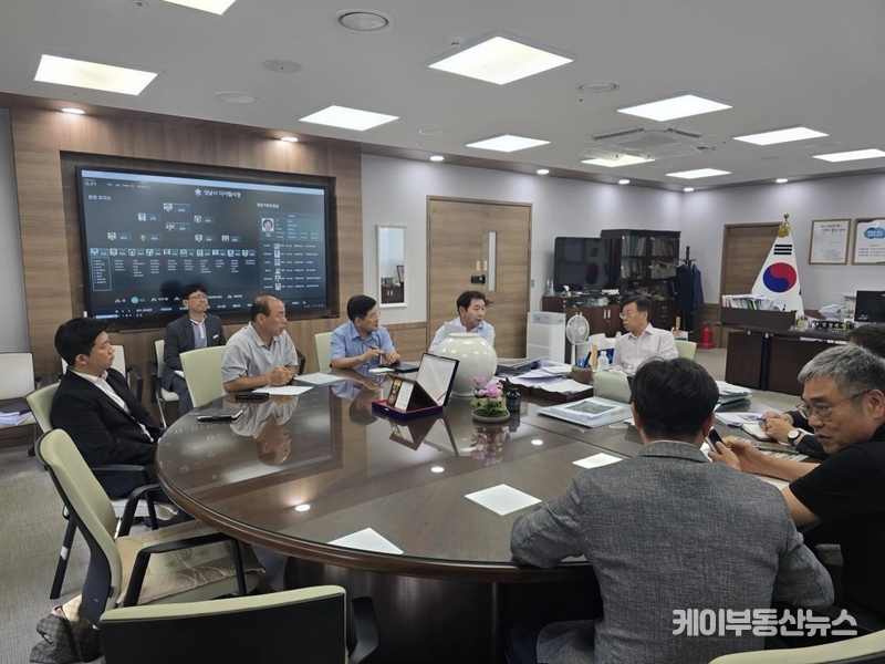 신상진 성남시장이 8일 시청 집무실에서 고도제한 완화 성과를 점검하는 회의를 주재하고 있다. (사진 - 성남시청 제공)