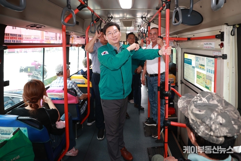 이상일 용인특례시장은 14일 신봉동행 15-2번 마을버스에 승차해 버스 이용시 불편사항 등을 청취하며 시민들과 소통했다