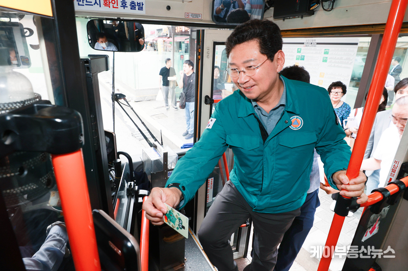 이상일 용인특례시장은 14일 노후 차량 상태 확인을 위해 조아용카드를 찍고 15-2번 마을버스에 승차했다