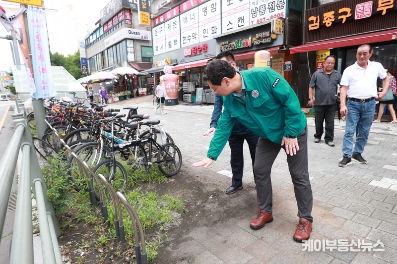 이상일 용인특례시장은 14일 수지구청역 버스정류장을 살피며 시 관계자에게 보도 정비를 지시하고 있다