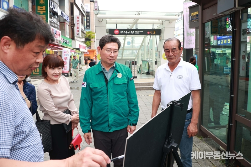 이상일 용인특례시장이 14일 수지구청역 버스정류장에서 노후차량 교체와 정류장 확장 계획을 보고받고 있다