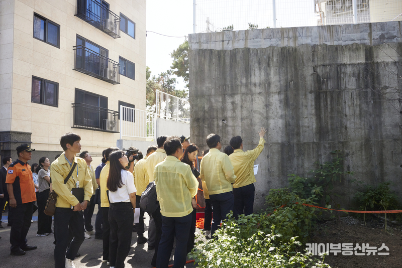 김동연 경기도지사, 수원 옹벽 붕괴 우려 주택 현장 찾아 “만사 불여튼튼, 우리 아이들 다칠 수 있다는 경각심으로” 신속 안전진단 및 투명한 결과 공개 지시 (사진 - 경기도청 제공)