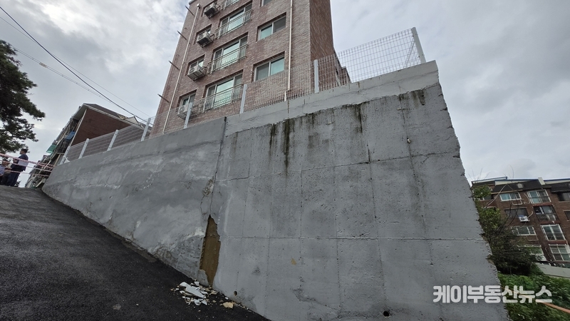 경기도는 수원시와 함께 정밀안전진단을 실시해 정확한 원인을 진단하고 보수·보강을 실시할 계획이다. / 김교민 기자