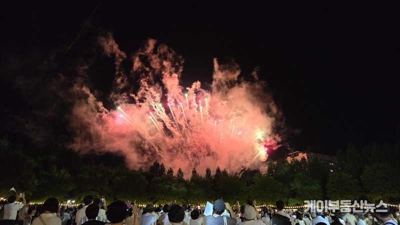 대합창이 끝나자, 밤하늘을 수놓은 것은 화려한 불꽃이었다. 시민 1만여 명이 함께 부른 노래의 여운 위로 수천 발의 불꽃이 솟구치며 광복 80주년의 감격을 더욱 찬란하게 밝혔다. / 김교민 기자