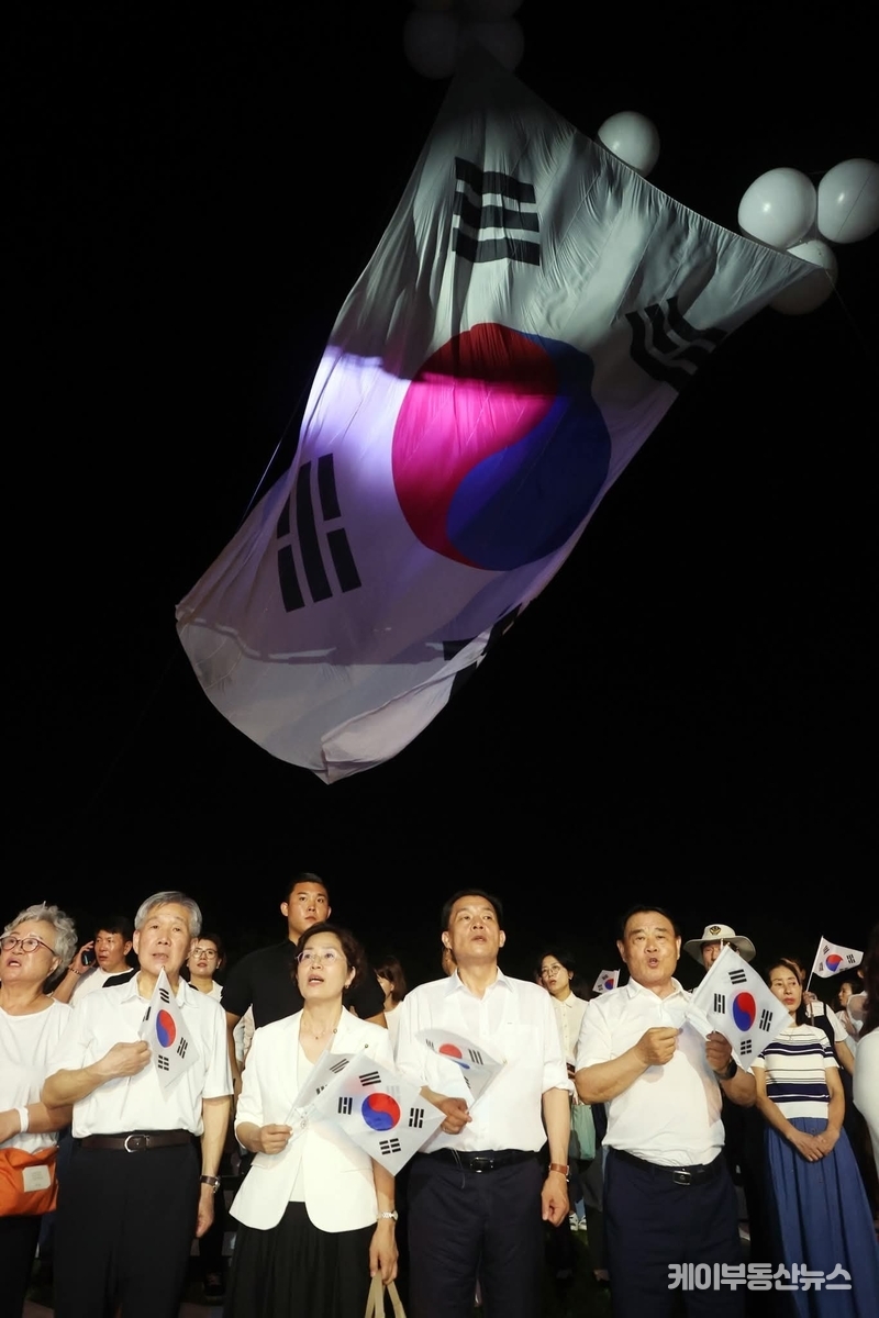 문광주 광복회 경기지부 수원시지회장과 이재준 수원특례시장, 이재식 수원특례시의회 의장이 1만 여 시민들과 함께 행사 마무리 순서인 '수원시민대합창'으로 "독립군가"를 부르고 있다. (사진 - 이재준 수원시장 페이스북) / 김교민 기자