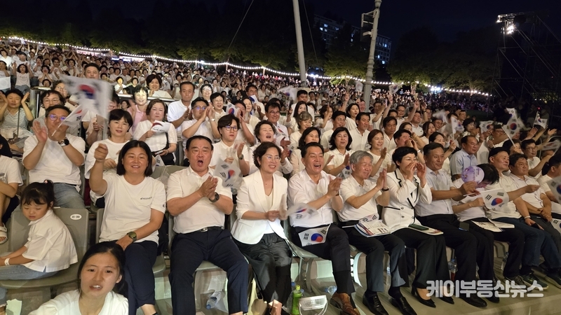 문광주 광복회 경기지부 수원시지회장, 이재준 수원특례시장, 이재식 수원특례시의회 의장, 경기도의회 최종현 더불어민주당 대표의원, 이애형 교육행정위원회 위원장, 문병근 건설교통위원회 부위원장, 김호겸 도의원을 비롯해 수원특례시의회 의원들과 각계 인사들이 참석했다. / 김교민 기자
