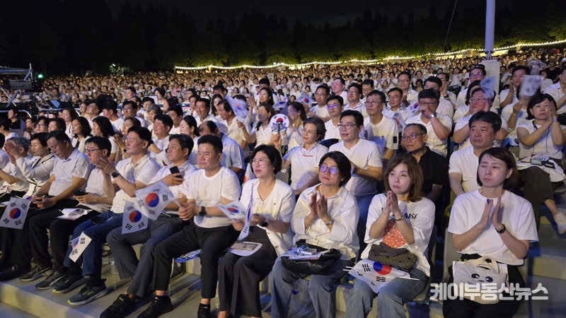 문광주 광복회 경기지부 수원시지회장, 이재준 수원특례시장, 이재식 수원특례시의회 의장, 경기도의회 최종현 더불어민주당 대표의원, 이애형 교육행정위원회 위원장, 문병근 건설교통위원회 부위원장, 김호겸 도의원을 비롯해 수원특례시의회 의원들과 각계 인사들이 참석했다. / 김교민 기자