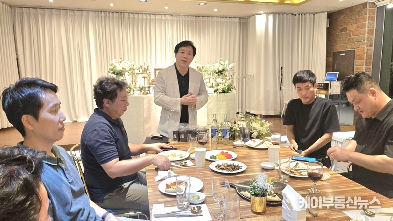 문지인 KBF 회장은 "앞으로도 더욱 알차고 풍성한 KBF 사랑방이 될 수 있도록 노력하겠다"며 "오는 26일(화) KBF 창립 30주년 기념 8월 월례회에는 김대식 KAIST 전기 및 전자공학부 교수의 'AGI 시장 지배력의 시대(The Age of AGI Market Power)' 특강이 준비되어 있으니 많은 관심과 참여를 부탁드린다"고 말했다. / 김교민 기자