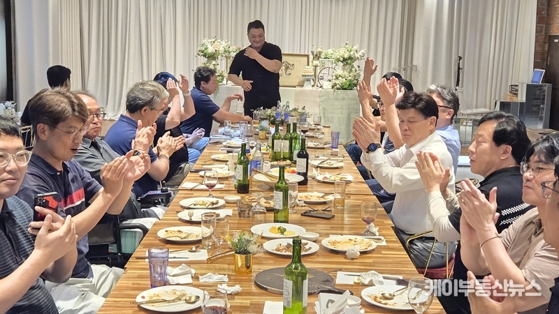 예끼 공연의 하이라이트는 이상호 테너(한국MID문화예술원 최고CEO경영자과정 자문교수)의 즉석 무대였다. / 김교민 기자