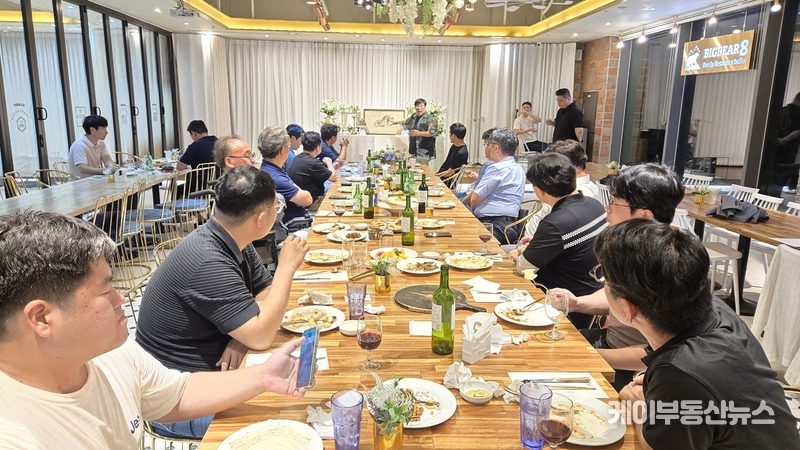 이번 'KBF 사랑방 주인(HOST) 김정호 동문은 “패션과 예술을 접목한 강렬한 무대를 준비했다”며 “5~6분 메인 공연과 앵콜을 더해 15분 이내의 짧지만 인상적인 무대를 구성했다”고 설명했다. / 김교민 기자
