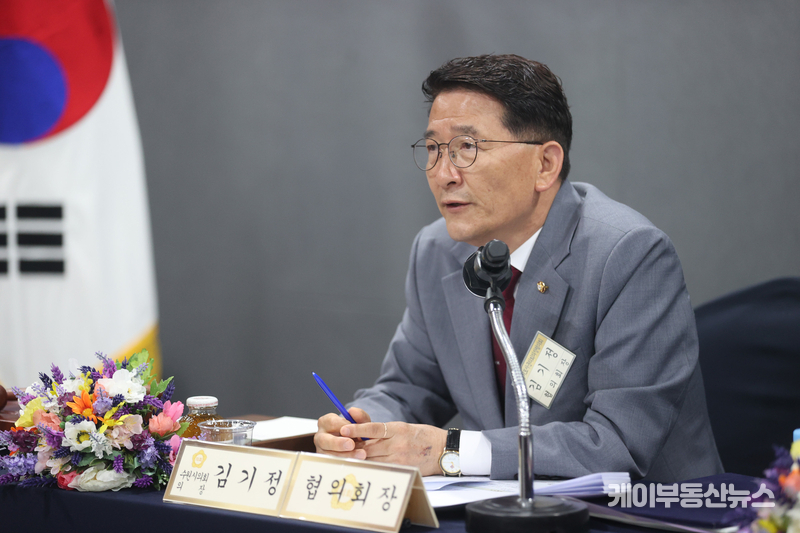 김기정 수원특례시의회 의원은 전반기 의장을 지내며, 경기도시군의회의장협의회 회장을 역임했다. (수원시의회 홈페이지) / 김교민 기자