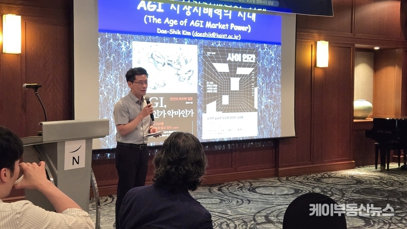 이일구 회원(88회, 성신여대 교수)이 초청 강연자로 나선 김대식 KAIST 교수를 소개하고 있다. / 김교민 기자