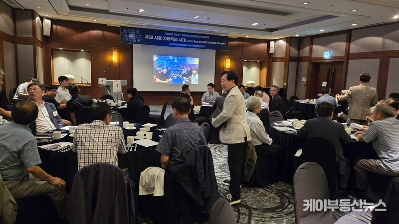 중앙고 KBF, 창립 30주년 하반기 첫 월례회 '김대식 KAIST 교수, AGI 시장 지배력의 시대 특강'… 문지인 회장 “함께한 30년, 함께할 30년” (행사 시작전 회원간 인사를 나누고 있다.) / 김교민 기자