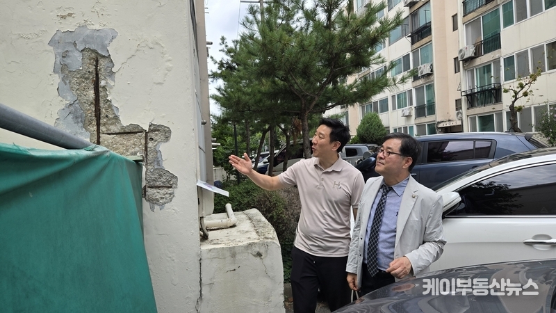 지난 8월 28일, 현장을 찾은 주민들과 이재형 수원특례시의회 의원은 아파트 지하에 고인 물과 갈라진 벽체를 직접 확인했다. / 김교민 기자