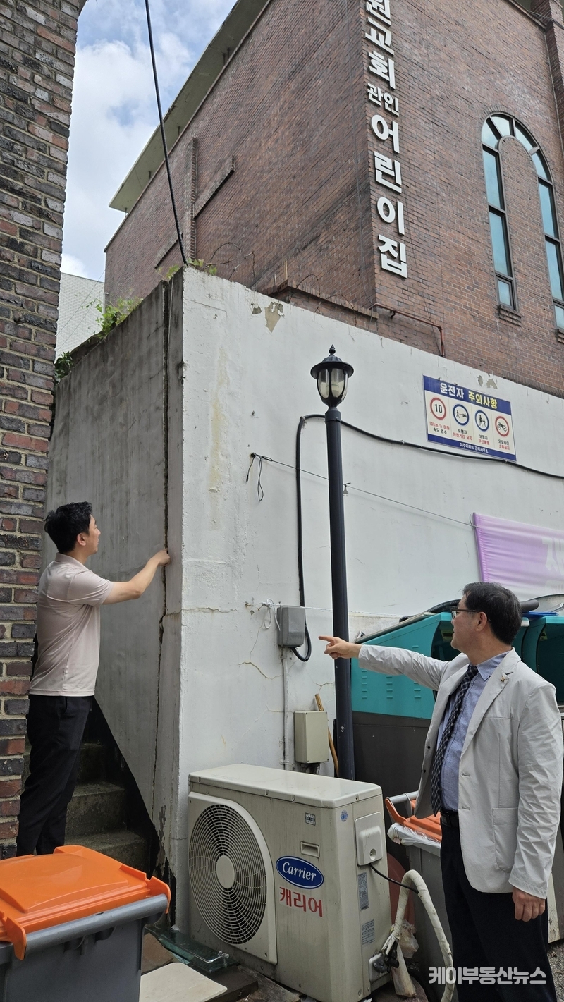 지난 8월 28일, 현장을 찾은 주민들과 이재형 수원특례시의회 의원은 아파트 지하에 고인 물과 갈라진 벽체를 직접 확인했다. / 김교민 기자