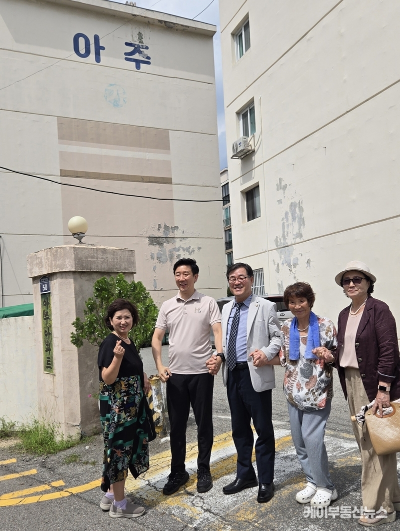 수원 광교신도시 옆 '40년 된 아주아파트 인근', 주민 주도 재개발 나서자... 이재형 수원시의원 "현장 와보니 심각, 안전을 위해 공감” / 김교민 기자
